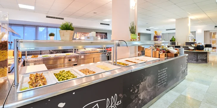 Relax na Istrii: hotel u pláže s infinity bazénem, snídaně či polopenze, dítě zdarma