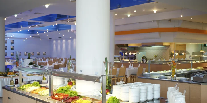 Relax na Istrii: hotel u pláže s infinity bazénem, snídaně či polopenze, dítě zdarma