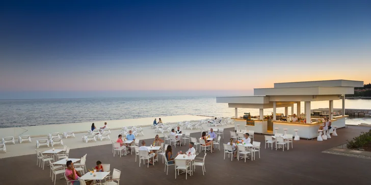 Relax na Istrii: hotel u pláže s infinity bazénem, snídaně či polopenze, dítě zdarma