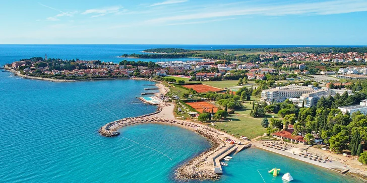 Relax na Istrii: hotel u pláže s infinity bazénem, snídaně či polopenze, dítě zdarma