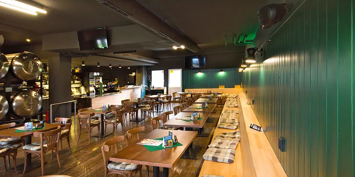 Téměř 2kg masové prkno s přílohami pro 2–4 osoby: řízky, koleno a žebra