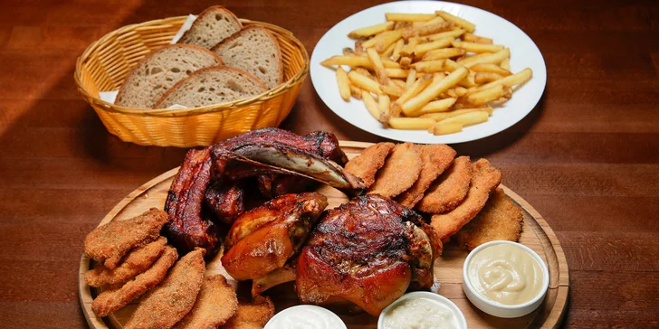 Téměř 2kg masové prkno s přílohami pro 2–4 osoby: řízky, koleno a žebra