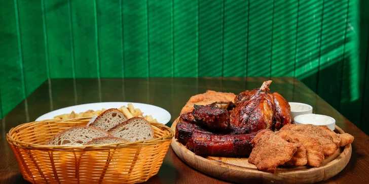 Téměř 2kg masové prkno s přílohami pro 2–4 osoby: řízky, koleno a žebra