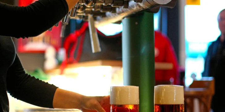 Téměř 2kg masové prkno s přílohami pro 2–4 osoby: řízky, koleno a žebra