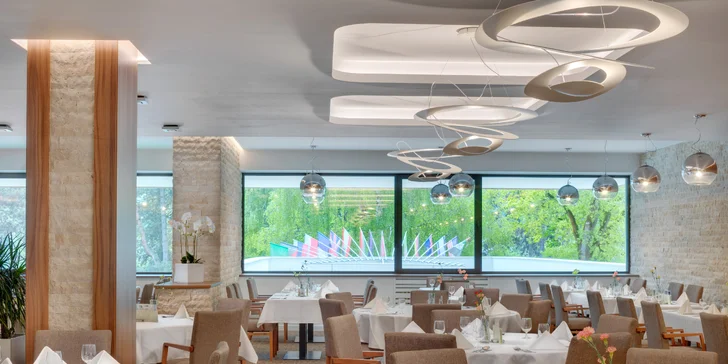 Pobyt ve 4* lázeňském hotelu v Piešťanech: polopenze, neomezené sauny a bazény i minerální koupel