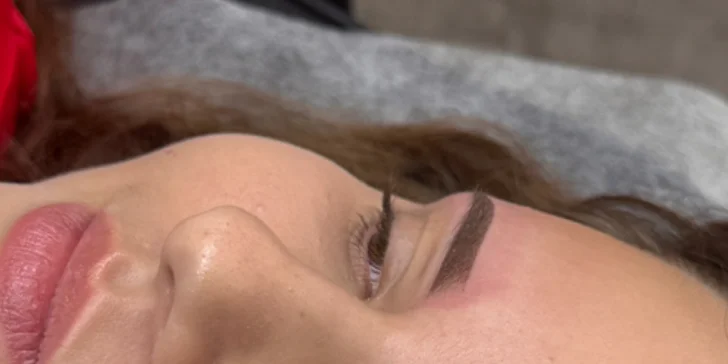 Úprava obočí: korekce, permanentní make-up i kompletní balíček