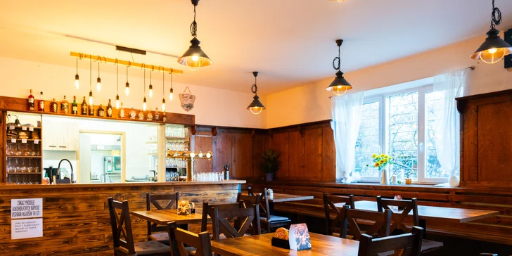 Pečená vepřová žebra nebo koleno s hořčicí, křenem i chlebem