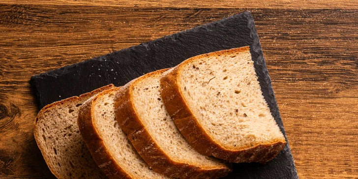 Pečená vepřová žebra nebo koleno s hořčicí, křenem i chlebem