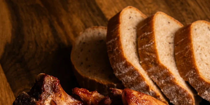 Pečená vepřová žebra nebo koleno s hořčicí, křenem i chlebem