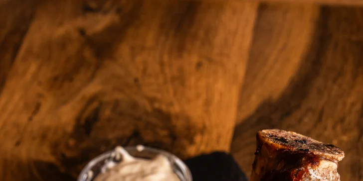 Pečená vepřová žebra nebo koleno s hořčicí, křenem i chlebem