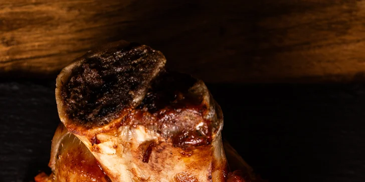 Pečená vepřová žebra nebo koleno s hořčicí, křenem i chlebem