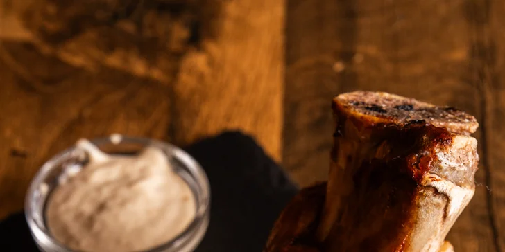 Pečená vepřová žebra nebo koleno s hořčicí, křenem i chlebem