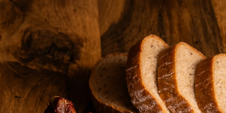 Pečená vepřová žebra nebo koleno s hořčicí, křenem i chlebem