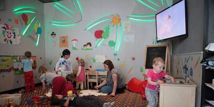 O víkendech je v koutku animátorka, která děti od 12:00 do 15:00 hlídá a baví.