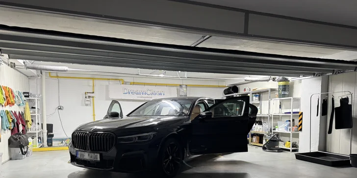 Čištění interiéru auta: vysátí, tepování textilních i kožených sedaček, oživení plastů, provonění