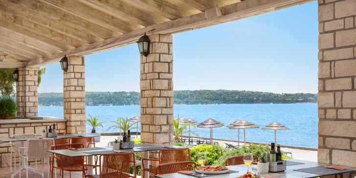 Relax na Istrii: hotel u pláže s infinity bazénem, snídaně či polopenze, dítě zdarma