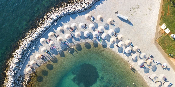 Relax na Istrii: hotel u pláže s infinity bazénem, snídaně či polopenze, dítě zdarma