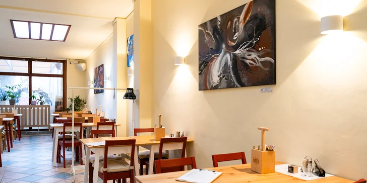 Prkno s kuřecími a vepřovými řízky a smaženou goudou o váze 0,5–2 kg vč. příloh až pro 8 osob