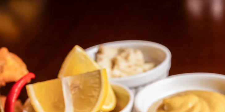 Prkno s kuřecími a vepřovými řízky a smaženou goudou o váze 0,5–2 kg vč. příloh až pro 8 osob