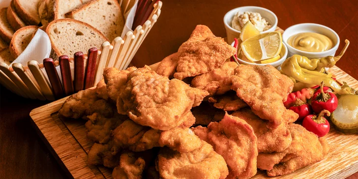 Prkno s kuřecími a vepřovými řízky a smaženou goudou o váze 0,5–2 kg vč. příloh až pro 8 osob