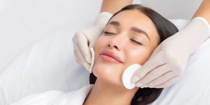 Kosmetické ošetření pro všechny typy pleti: základní čištění nebo kompletní péče