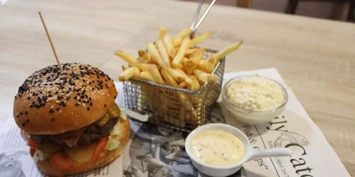 1 nebo 2 šťavnaté burgery s hranolky a coleslawem: hovězí, vepřové i se smažákem