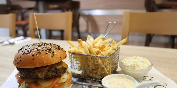 1 nebo 2 šťavnaté burgery s hranolky a coleslawem: hovězí, vepřové i se smažákem