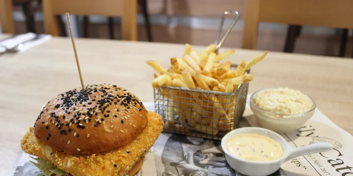 1 nebo 2 šťavnaté burgery s hranolky a coleslawem: hovězí, vepřové i se smažákem