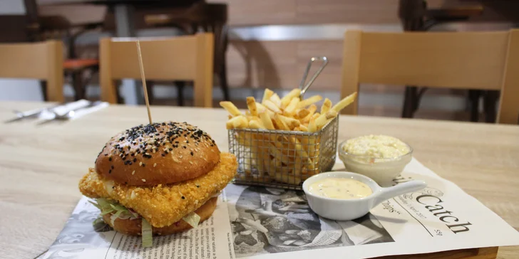 1 nebo 2 šťavnaté burgery s hranolky a coleslawem: hovězí, vepřové i se smažákem