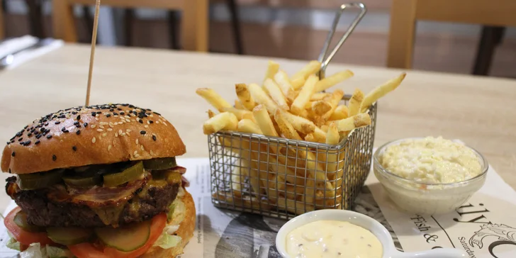 1 nebo 2 šťavnaté burgery s hranolky a coleslawem: hovězí, vepřové i se smažákem