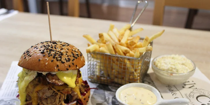 1 nebo 2 šťavnaté burgery s hranolky a coleslawem: hovězí, vepřové i se smažákem