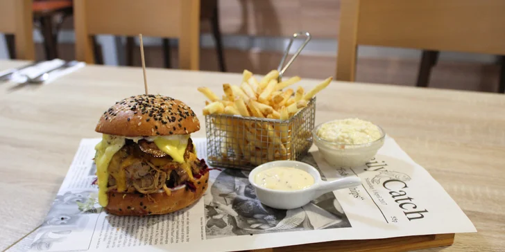 1 nebo 2 šťavnaté burgery s hranolky a coleslawem: hovězí, vepřové i se smažákem