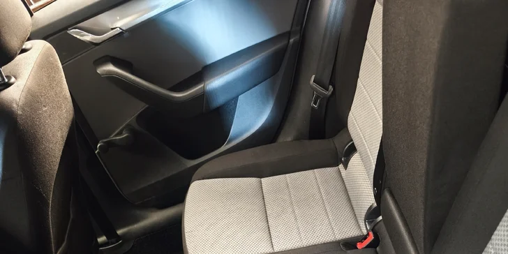 Vyčištěno do posledního smítka: detailing interiéru vašeho auta od vysátí po čištění parou