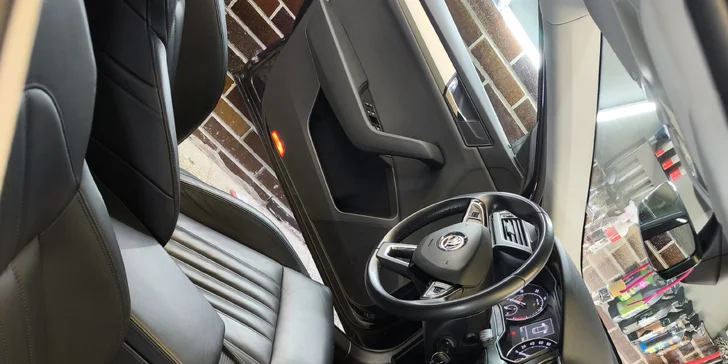Vyčištěno do posledního smítka: detailing interiéru vašeho auta od vysátí po čištění parou