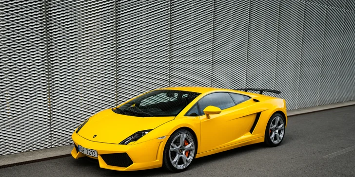 Jízdy v supersportech na závodním okruhu: 1 až 4 kola a na výběr 4 auta