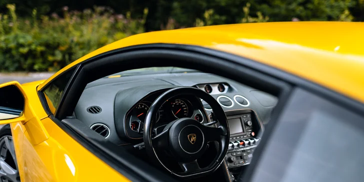 Vstříc adrenalinu: jízda v supersportu –⁠⁠⁠⁠⁠⁠ Ferrari, Lamborgini i Mustang, 20–⁠⁠⁠⁠⁠⁠40 minut