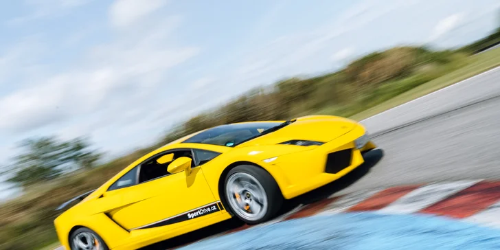 Jízdy v supersportech na závodním okruhu: 1 až 4 kola a na výběr 4 auta