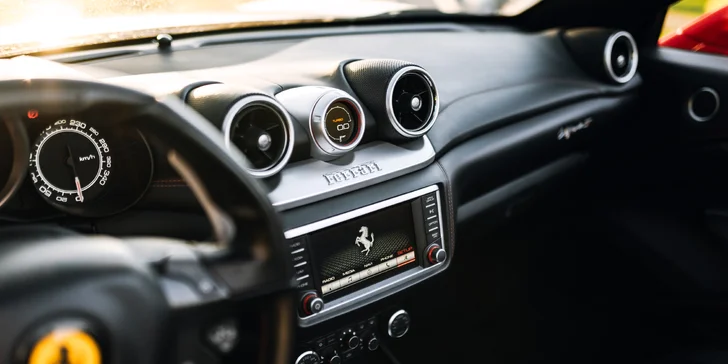 Vstříc adrenalinu: jízda v supersportu –⁠⁠⁠⁠⁠⁠ Ferrari, Lamborgini i Mustang, 20–⁠⁠⁠⁠⁠⁠40 minut