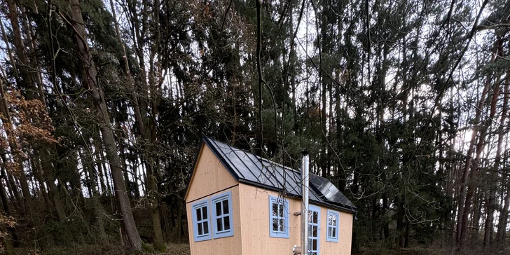Relax a romantika v malebném Pošumaví: chaloupka s odklápěcí střechou u lesa a rybníka