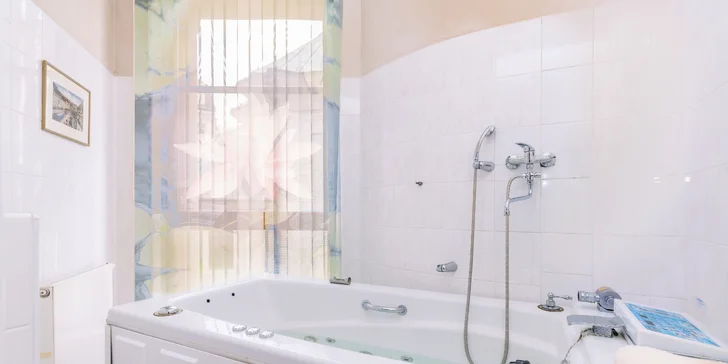 Relax ve Varech u kolonády: 4* hotel s polopenzí, wellness i procedurami