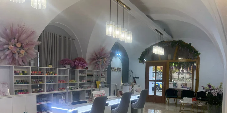 Permanentní make-up rtů i obočí pudrovou metodou či stínováním