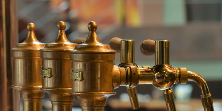 Masové prkno s kolenem, žebry, křídly a tatarákem, hodina bowlingu i 8 velkých piv