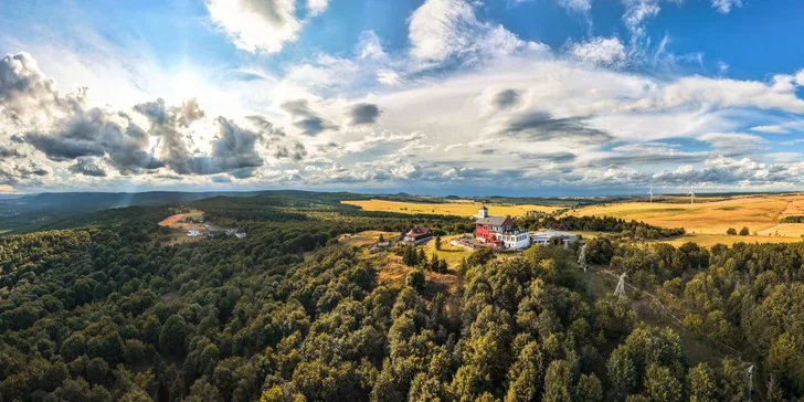 Ubytování se snídaní na hradě Krupka: pokoje až pro 4 osoby, vstupy do památek i na lanovku