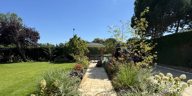 Sezónní zahradničení: praktické kurzy péče o trávník a stromy v každém ročním období