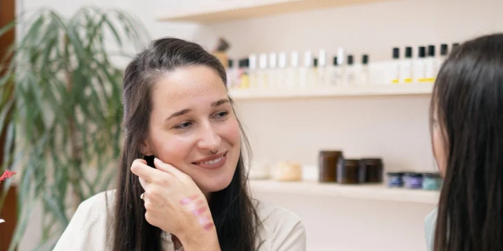 Kurz výroby přírodní kosmetiky s Liškou Mazanou: balzám na rty, rtěnka či parfém v ateliéru na Letné