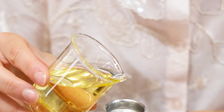 Kurz výroby přírodní kosmetiky s Liškou Mazanou: balzám na rty, rtěnka či parfém v ateliéru na Letné