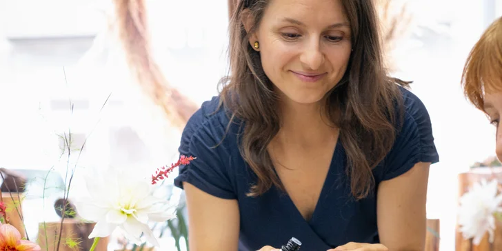 Kurz výroby přírodní kosmetiky s Liškou Mazanou: balzám na rty, rtěnka či parfém v ateliéru na Letné