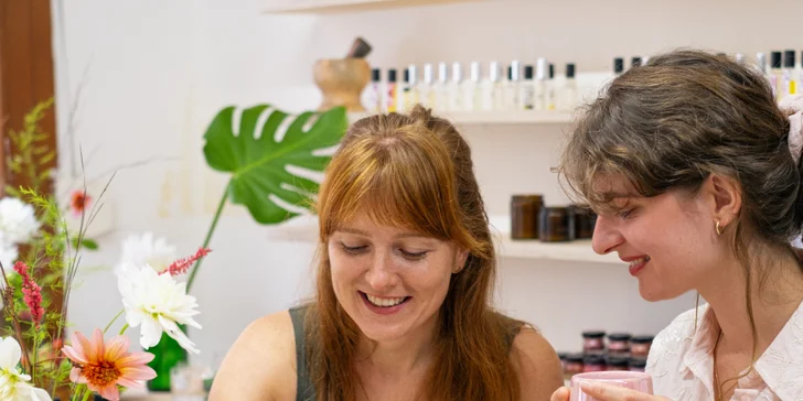 Kurz výroby přírodní kosmetiky s Liškou Mazanou: balzám na rty, rtěnka či parfém v ateliéru na Letné