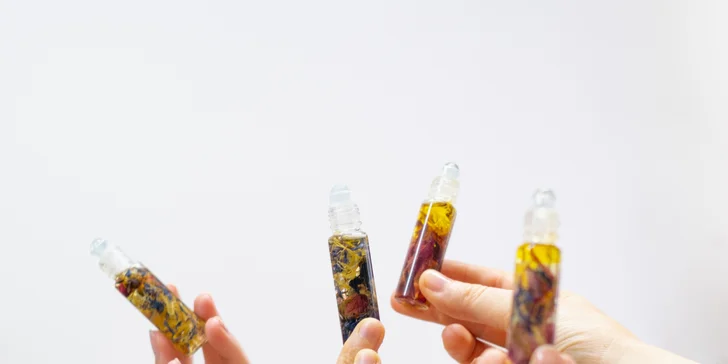 Kurz výroby přírodní kosmetiky s Liškou Mazanou: balzám na rty, rtěnka či parfém v ateliéru na Letné