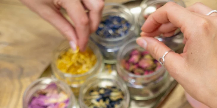 Kurz výroby přírodní kosmetiky s Liškou Mazanou: balzám na rty, rtěnka či parfém v ateliéru na Letné